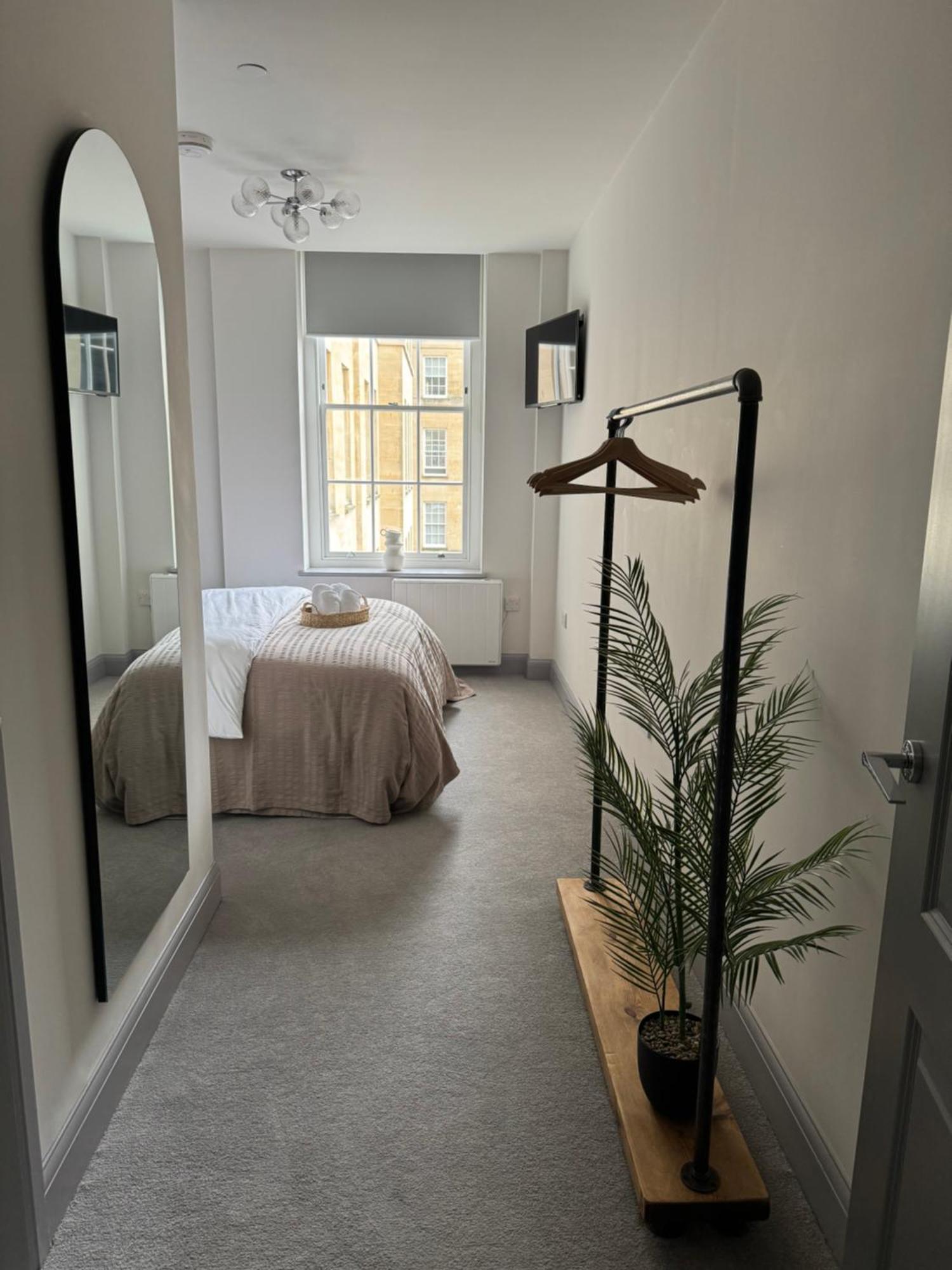 Haus Of Sulis, City Centre Apartment With Lift Access Bath Kültér fotó